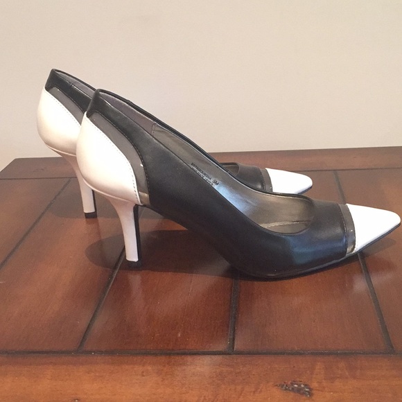 NWOT Striking Black & White Bandolino Size 5 Pumps - Picture 5 of 6